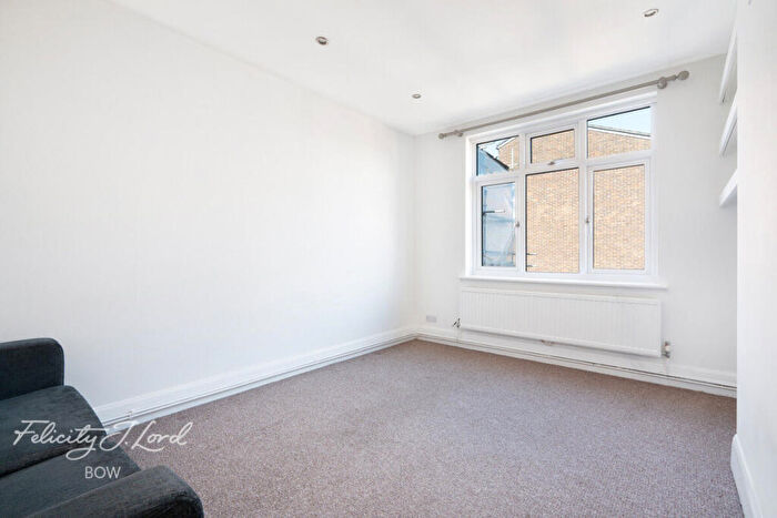 2 Bedroom Flat For Sale In Libra Road, Bow, E3