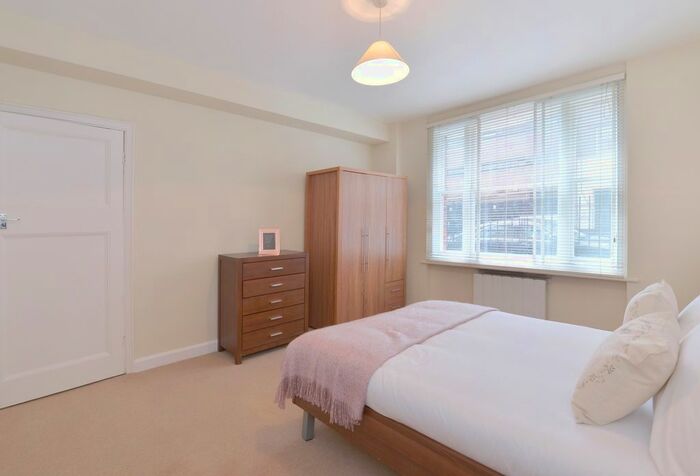1 Bedroom Flat To Rent In Hill Street, London, W1J