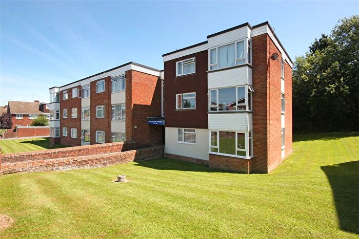 2 Bedroom Flat To Rent In Grove Road, Burgess Hill, West Sussex, RH15