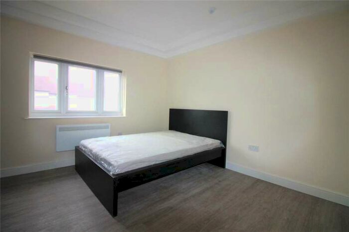 1 Bedroom Studio Flat To Rent In Costons Lane, Greenford UB6