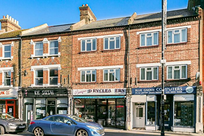 3 Bedroom Flat For Sale In London Road, Twickenham, TW1