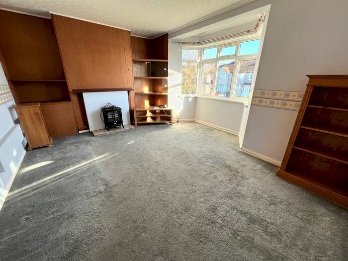 3 Bedroom Flat To Rent In Dagenham Road, Romford, RM7