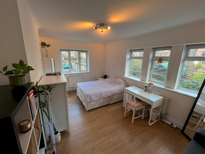 1 Bedroom Flat To Rent In Shoot Up Hill, London, NW2