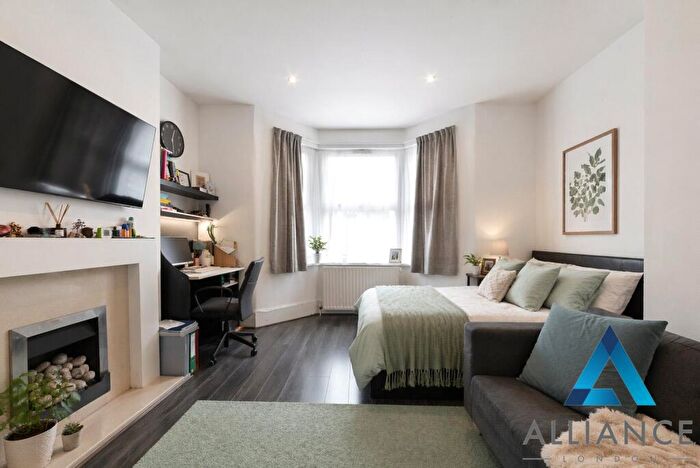 2 Bedroom Apartment For Sale In Pulteney Road, London, E18