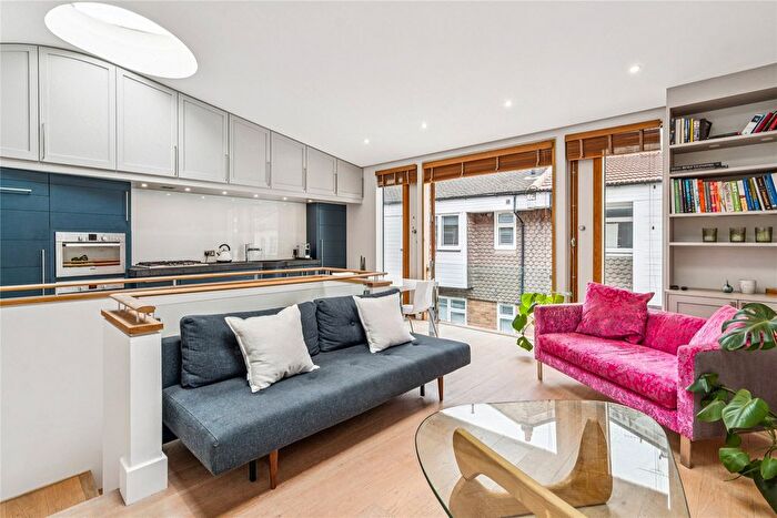 2 Bedroom Mews To Rent In Simon Close, Portobello Road, London, W11