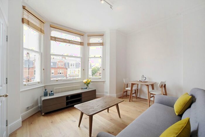 Studio To Rent In Earlsfield Road, London, SW18
