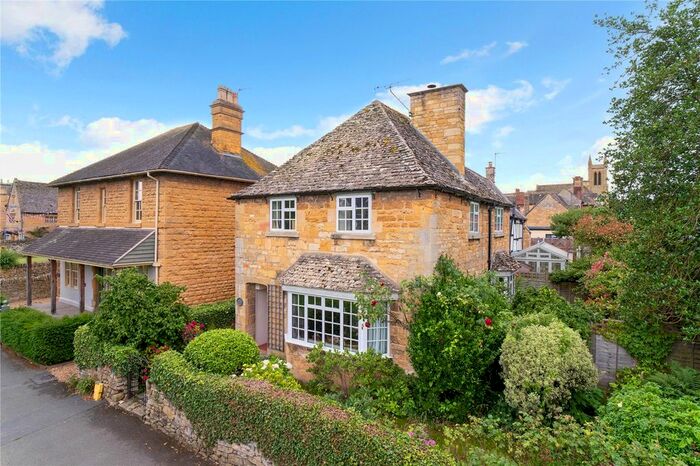 3 Bedroom Detached House For Sale In The Green, Broadway, WR12
