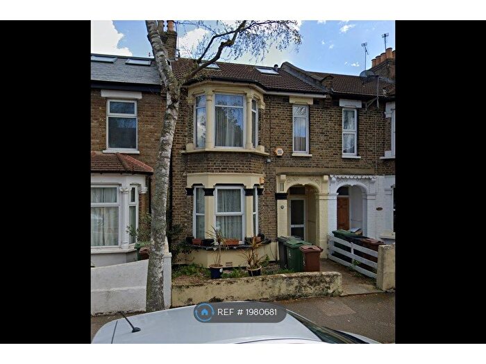 3 Bedroom Flat To Rent In Scotts Road, London, E10