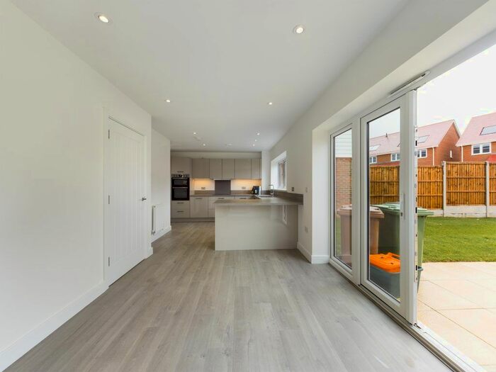 3 Bedroom Flat To Rent In Utah Road, Paddock Wood, London &#; Bed House, TN12