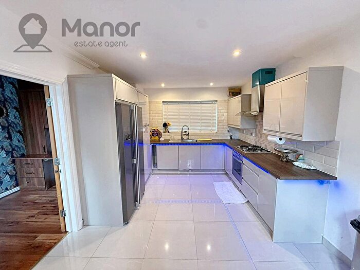 4 Bedroom Detached House To Rent In Lockwell Road, Dagenham, Essex, RM10