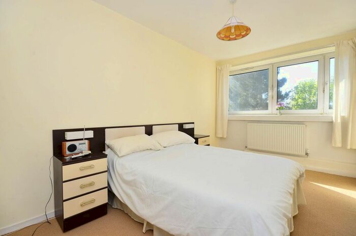 2 Bedroom Flat To Rent In Tangley Grove, Roehampton, London, SW15
