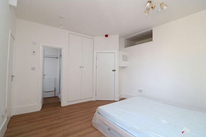 Studio To Rent In Park Avenue, Mitcham, CR4