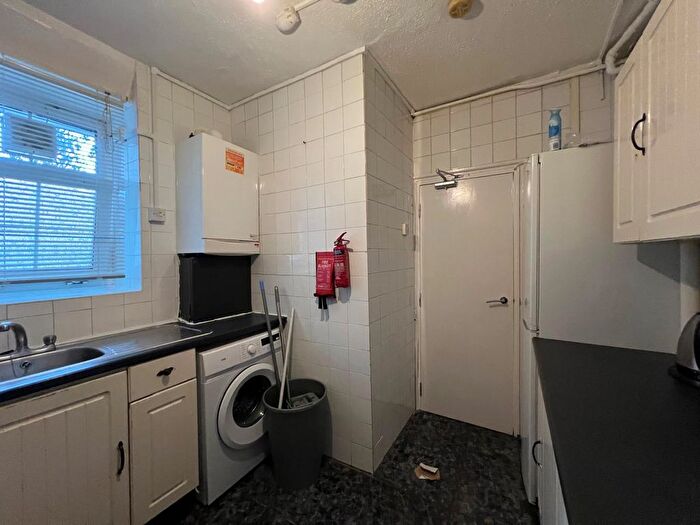 3 Bedroom Flat To Rent In Stamford Hill, London, N16