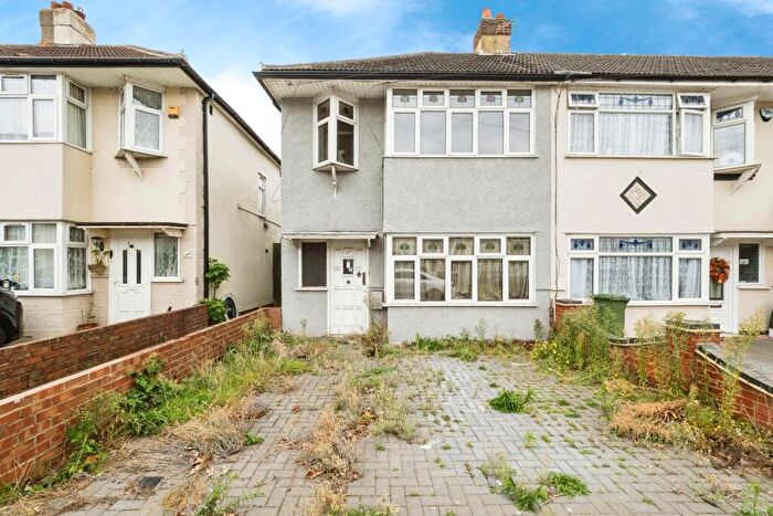 3 Bedroom End Of Terrace House For Sale In Western Avenue, Dagenham, RM10