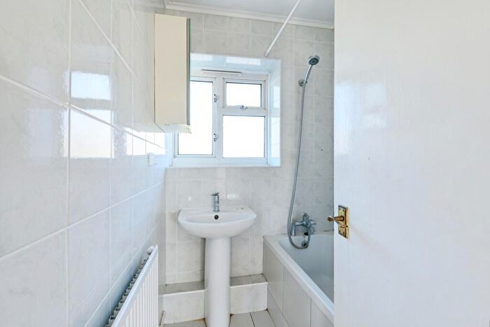 2 Bedroom Flat For Sale In Kingsdown Avenue, South Croydon, Surrey, CR2