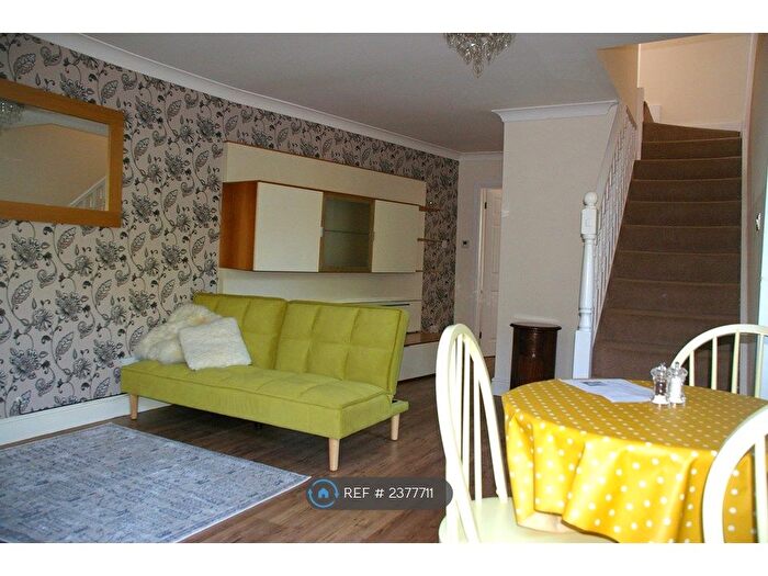 1 Bedroom Flat To Rent In Mills Spur, Old Windsor, SL4