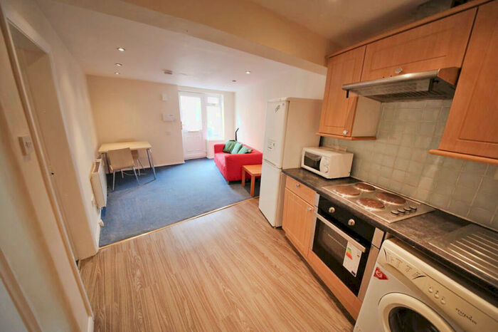 2 Bedroom Flat To Rent In Ebberston Terrace, Hyde Park, Leeds, LS6