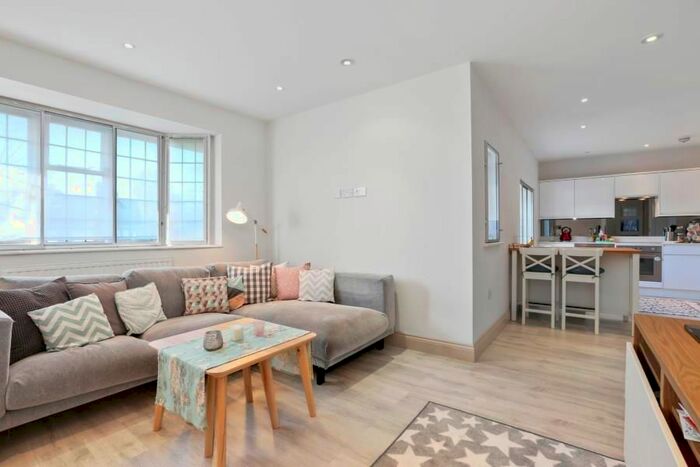 3 Bedroom Maisonette To Rent In Ossulton Way, East Finchley, N2