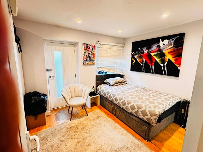 Studio To Rent In Bellevue Mews, London, N11