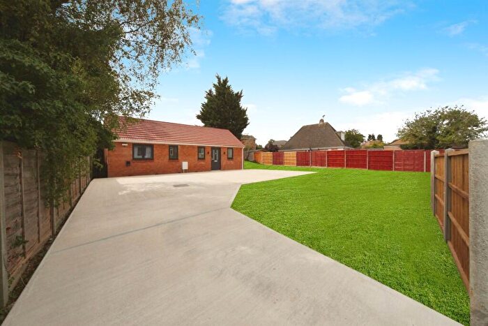 2 Bedroom Detached Bungalow For Sale In Finsbury Road, Luton, LU4