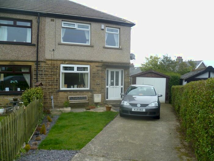 3 Bedroom Town House To Rent In Delph Grove, Clayton, Bradford BD14