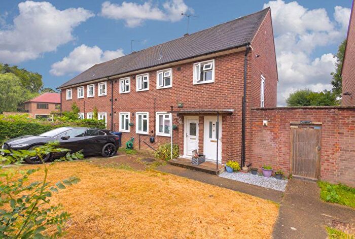 2 Bedroom Maisonette For Sale In Hadley Ridge, Barnet, EN5