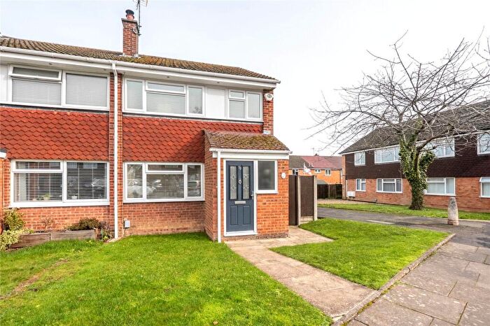 3 Bedroom End Of Terrace House For Sale In Cookfield Close, Dunstable, Bedfordshire, LU6