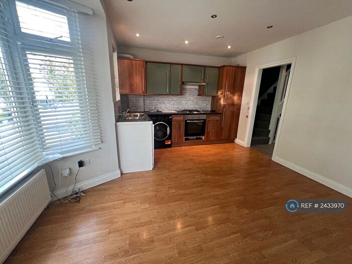 3 Bedroom Flat To Rent In Albert Road, London, NW4
