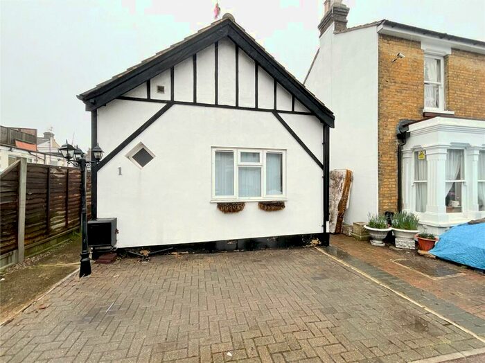 2 Bedroom Bungalow To Rent In Southsea Avenue, Leigh-On-Sea, Essex, SS9
