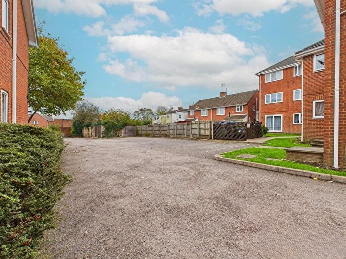 2 Bedroom Flat For Sale In Willow Road, Aylesbury, HP19