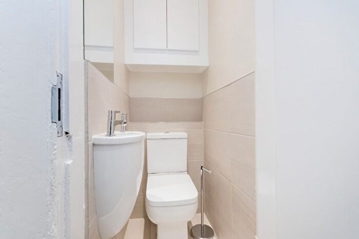 2 Bedroom Flat To Rent In Upper Grove Place, Fountainbridge, Edinburgh, EH3