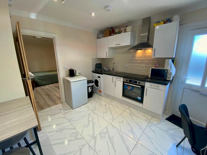 1 Bedroom Flat To Rent In Lodge Road, Portswood, SO14
