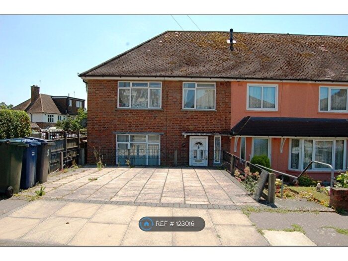 4 Bedroom Semi-Detached House To Rent In Rushden Garden, London, NW7