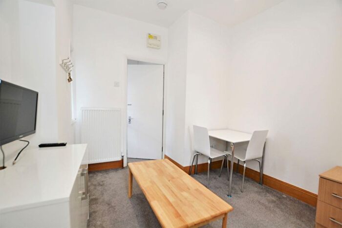 1 Bedroom Flat To Rent In Twickenham Road, Isleworth, TW7