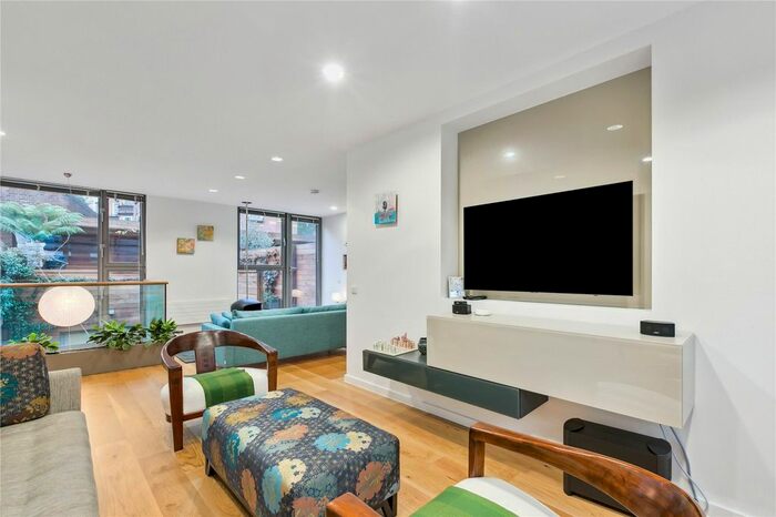 3 Bedroom End Terrace House To Rent In Peacock Place, Islington, N1