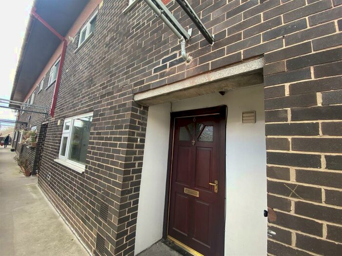 3 Bedroom Duplex To Rent In Victoria Square, Whitefield, Manchester, M45