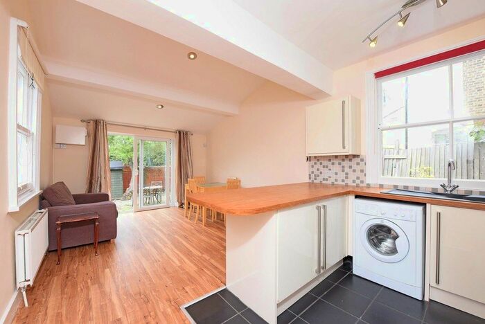 2 Bedroom Flat To Rent In Conyers Road, London, SW16