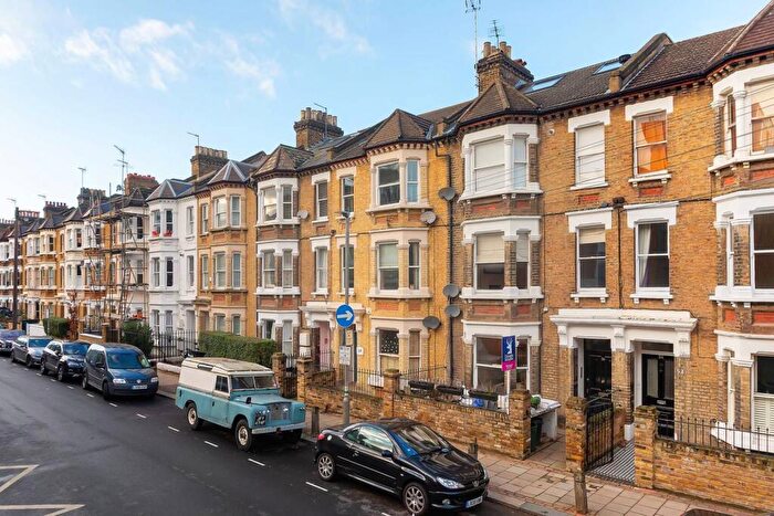 2 Bedroom Flat To Rent In Warriner Gardens, Battersea Park, London, SW11