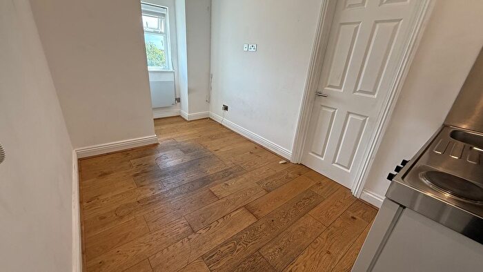 Studio To Rent In Woodford New Road, Woodford Green, E18