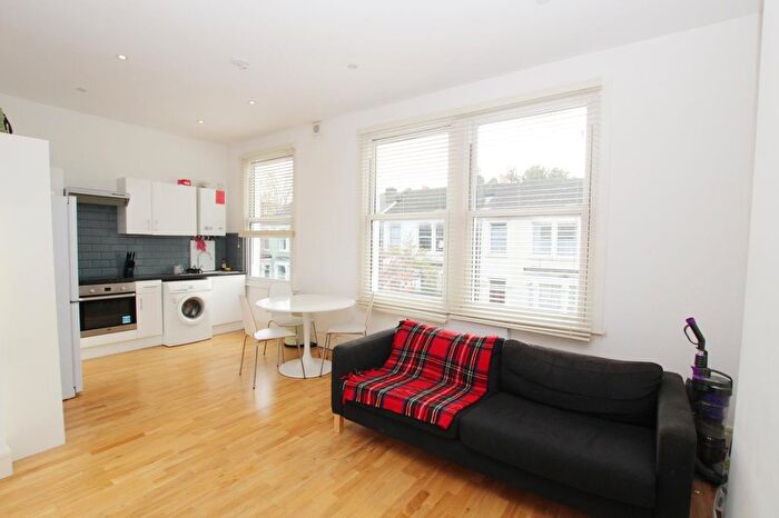 2 Bedroom Flat To Rent In Winslade Road, London, SW2
