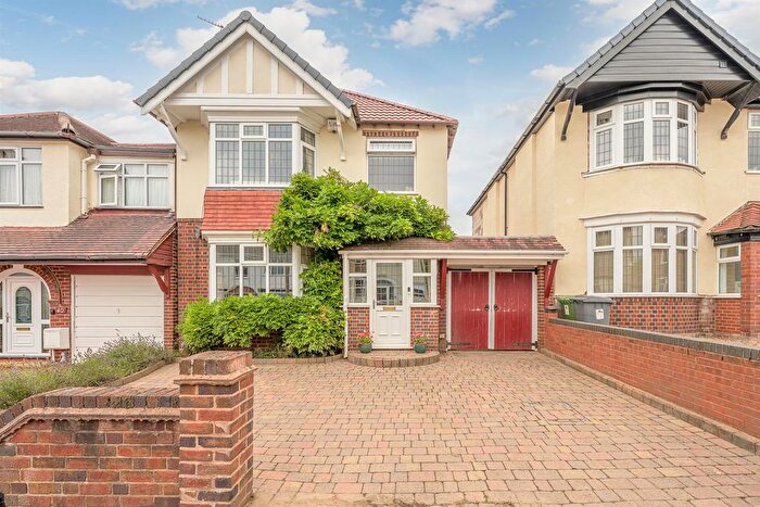 3 Bedroom Detached House For Sale In Wells Road, Penn, WV4