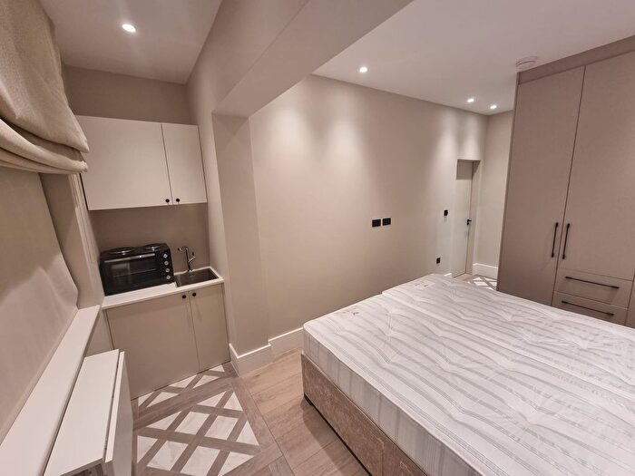 Studio To Rent In Wykeham Road, London, NW4