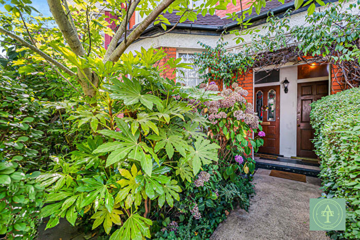 2 Bedroom Flat For Sale In Belsize Avenue, Palmers Green, London, N13