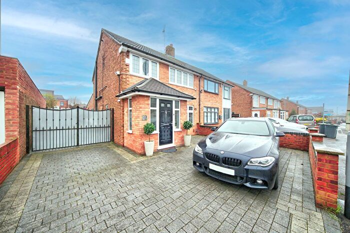 3 Bedroom Semi Detached House For Sale In Summers Road, Luton, LU2