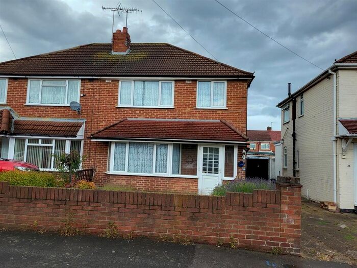 4 Bedroom Semi-Detached House To Rent In Laburnum Road, Hayes, UB3