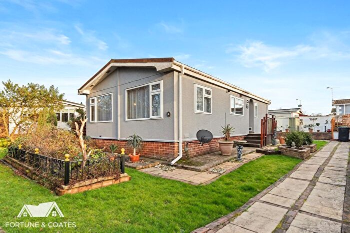 2 Bedroom Mobile/park Home For Sale In Holy Acre, Roydon Mill, Harlow, CM19