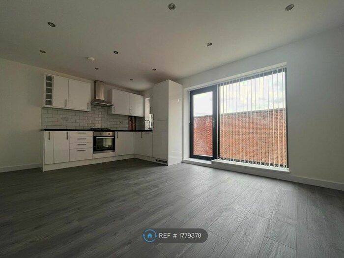 4 Bedroom Flat To Rent In Green Lanes, London, N4
