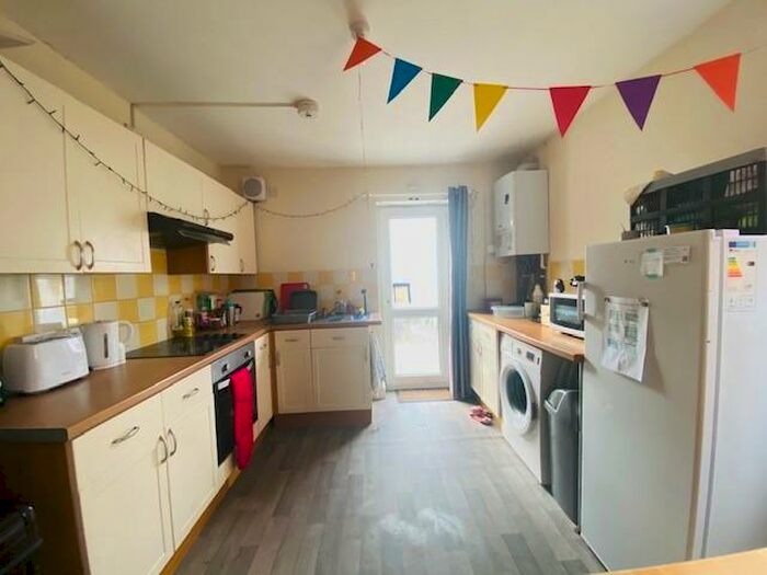 4 Bedroom House To Rent In Coventry Road, Southampton, SO15