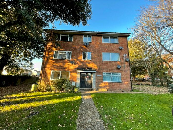 1 Bedroom Flat To Rent In West Court, Weston Lane, SO19