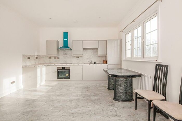 3 Bedroom Flat To Rent In Beatrice Avenue, London, SW16